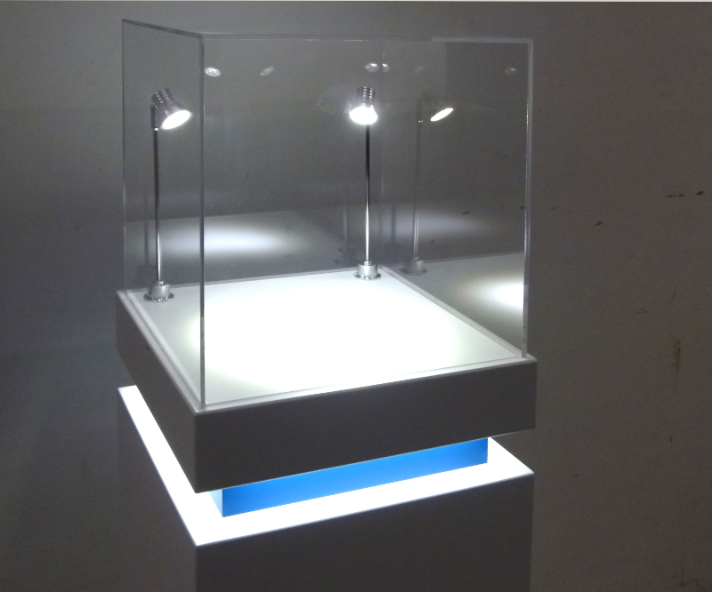 totem con faretti e striscia led inferiore